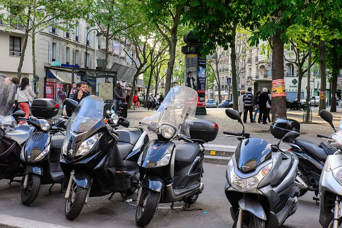 Stationnement à Paris : les deux-roues motorisés passent à la caisse 