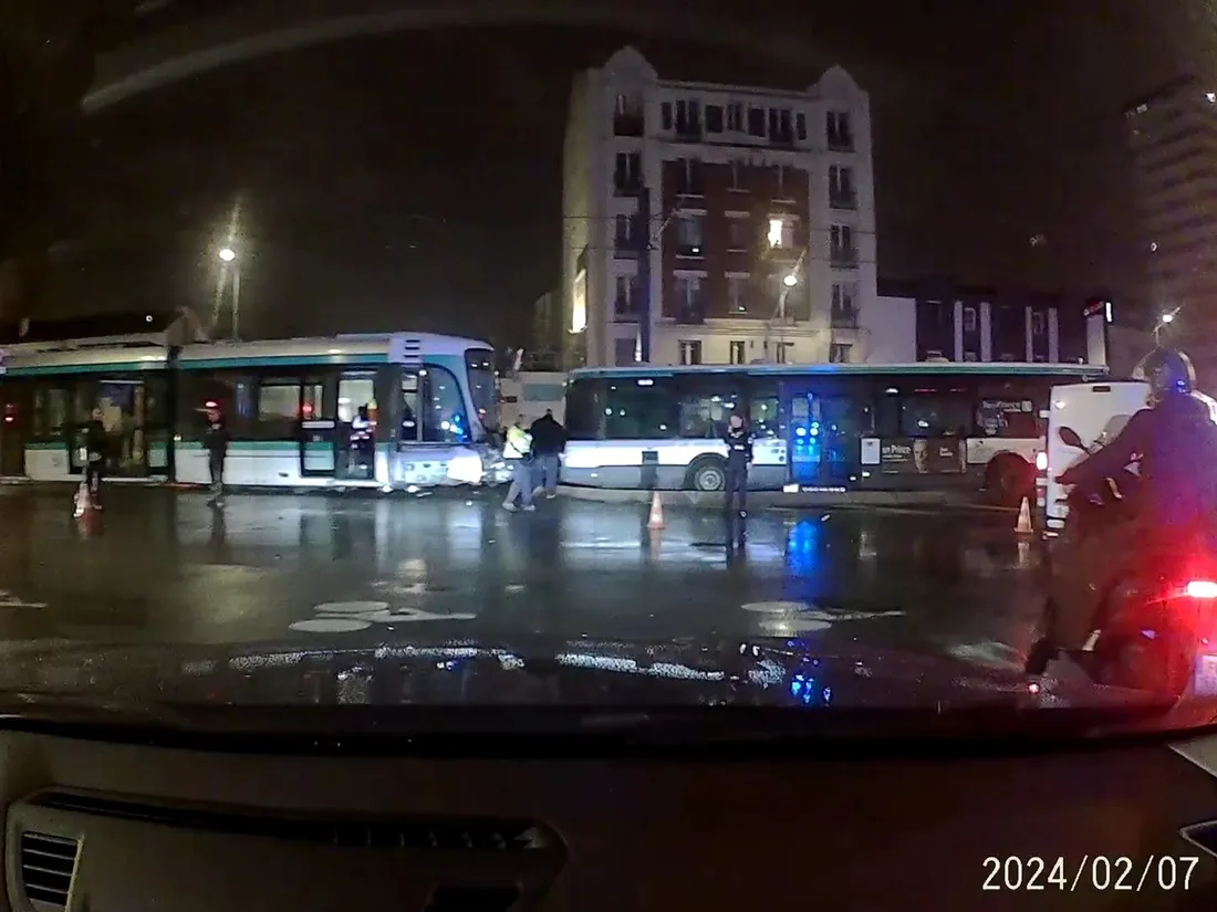 Un tramway heurte un bus RATP : trafic interrompu sur le T2