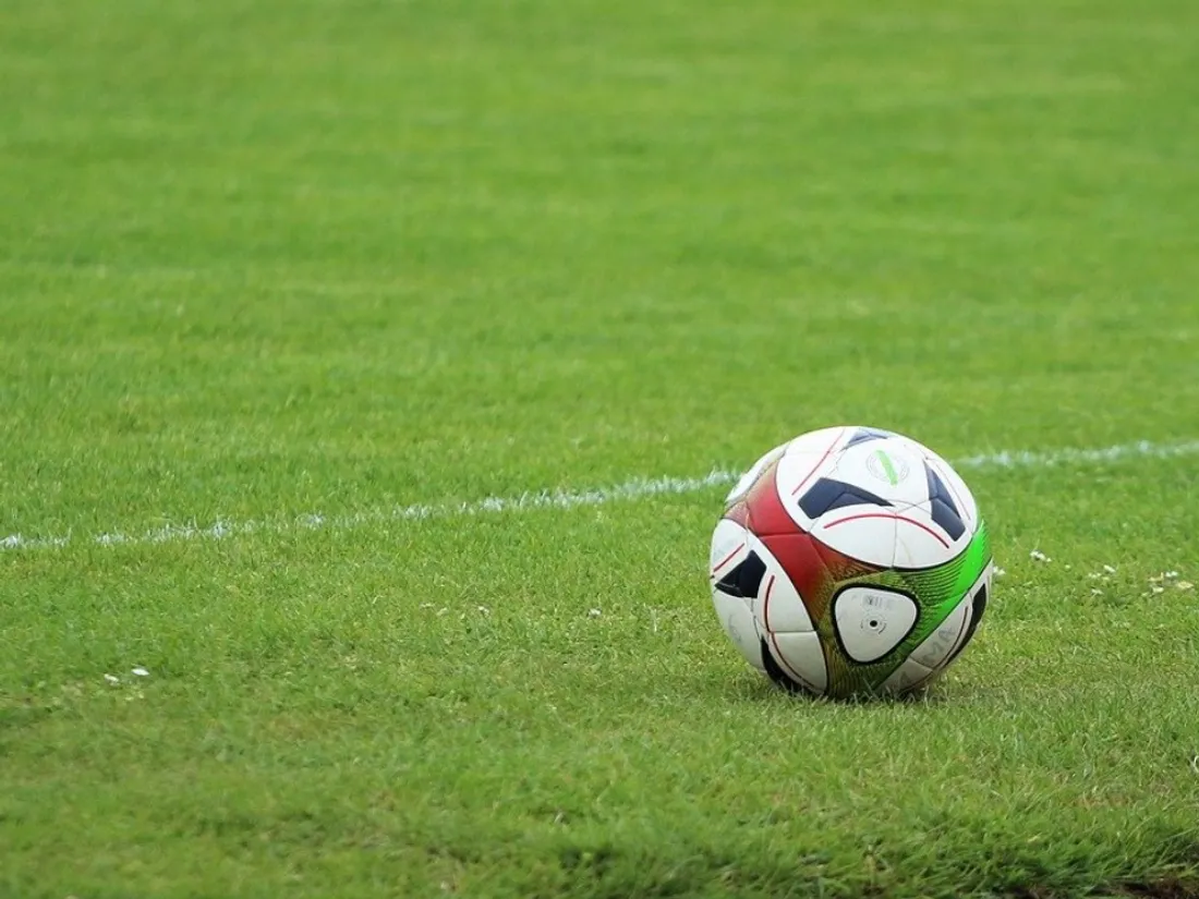 Un ballon de foot.