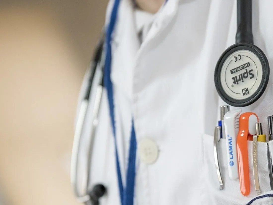 Entre 10 et 15 médecins volontaires se relaient. 