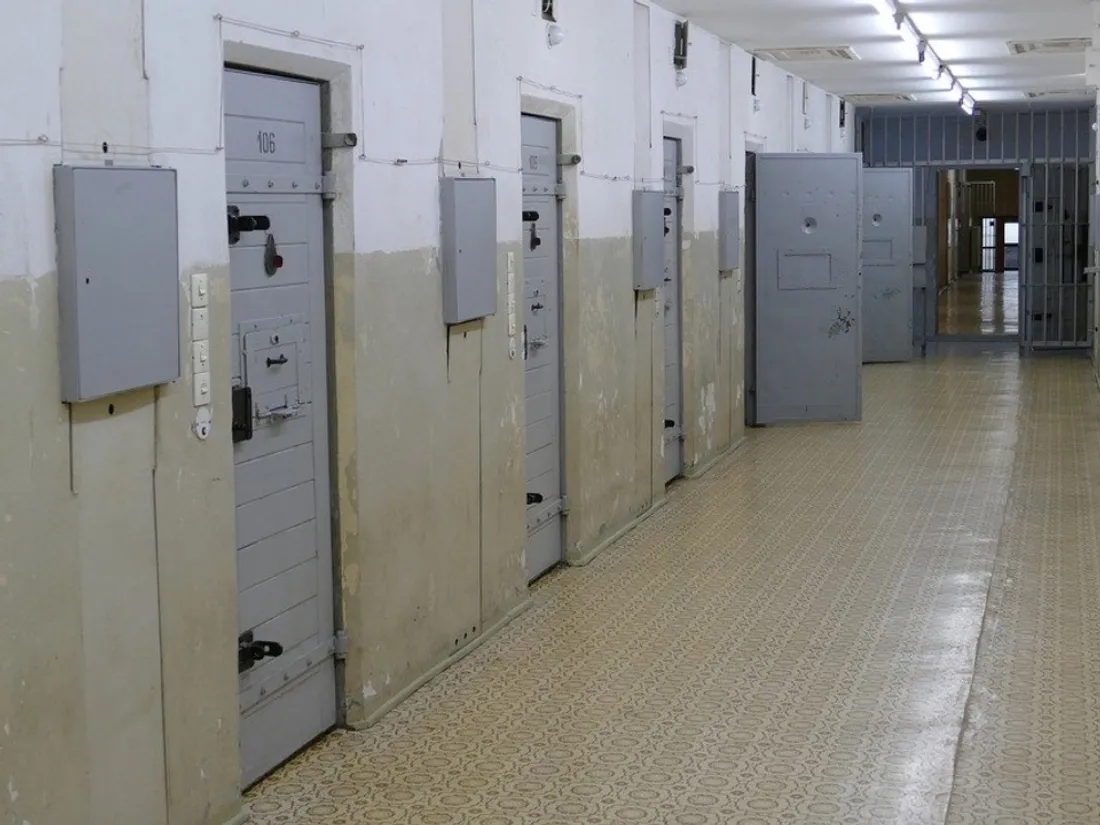 Fresnes : un détenu et 4 surveillants blessés après l’incendie d’une cellule
