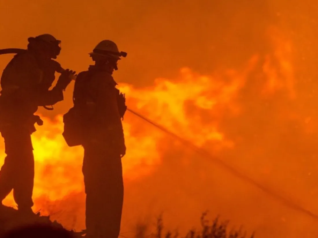 Des pompiers éteignent un incendie - photo d'illustration