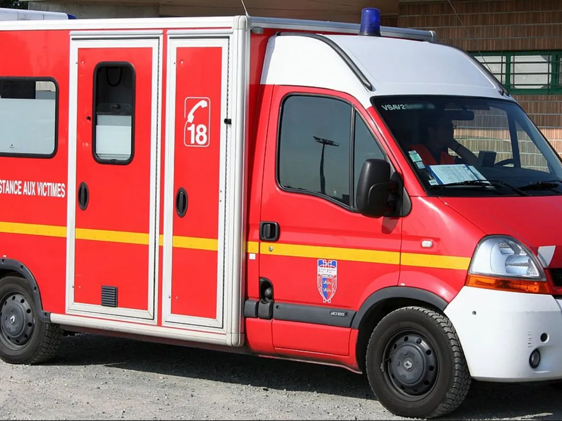 Les secours sont intervenus rapidement pour prendre en charge le couvreur grièvement blessé