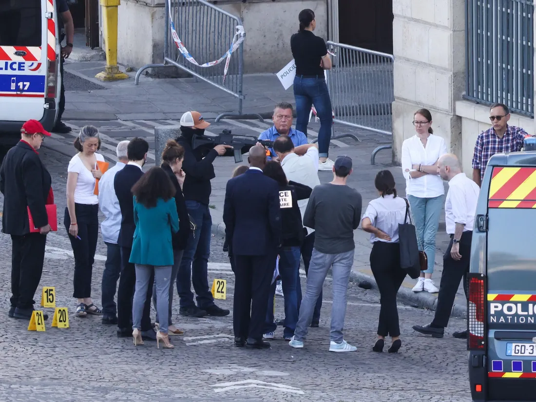 Reconstitution sur le Pont Neuf à Paris après les tirs mortels d’un policier