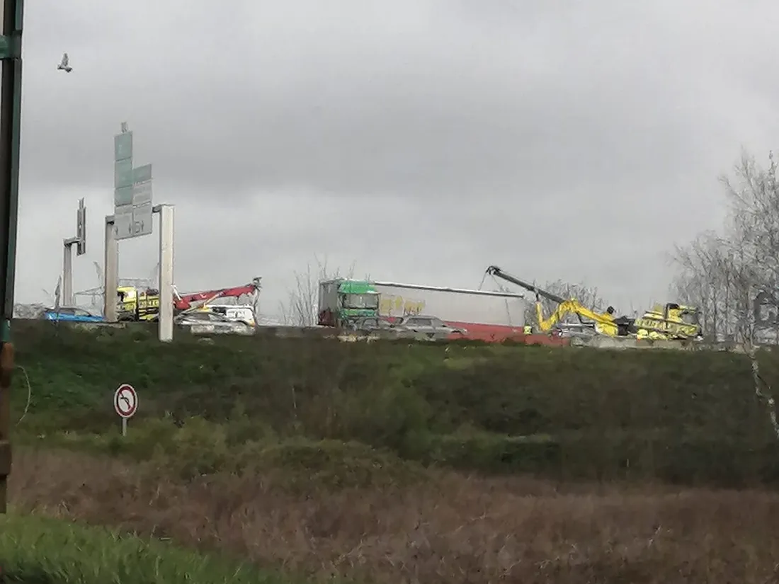 Un poids-lourd traverse le terre-plein : la francilienne coupée à la circulation