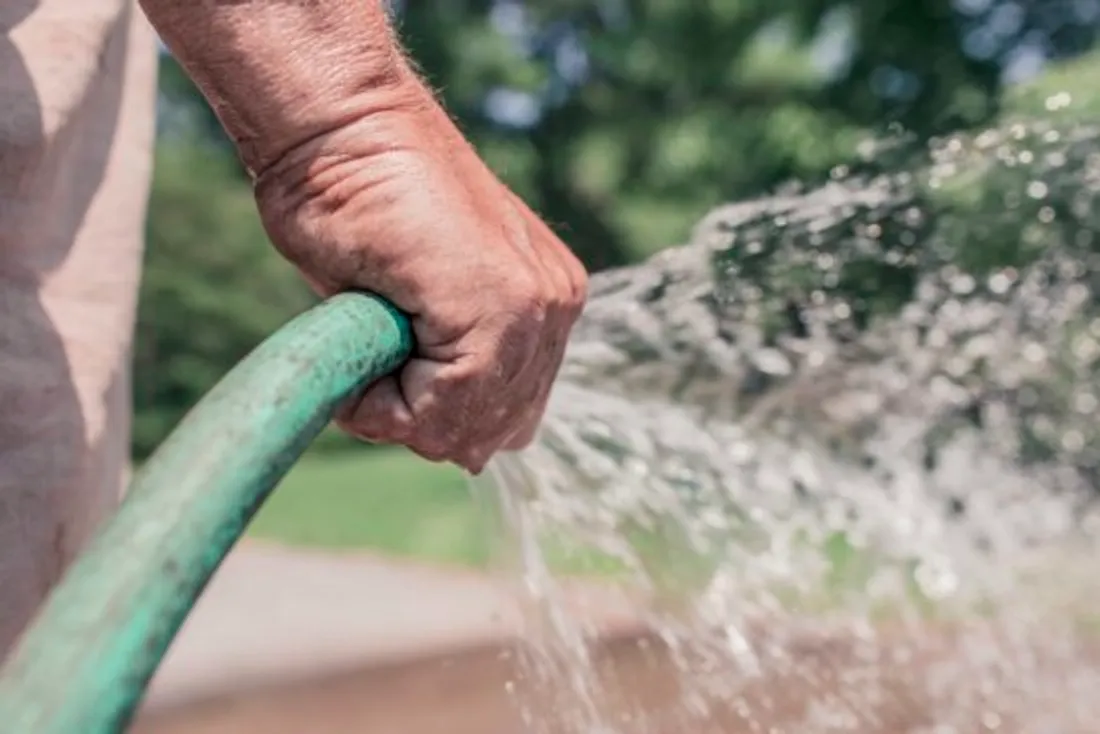 Sècheresse : laver sa voiture ou arroser son jardin est interdit dans 12 communes du Val-de-Marne
