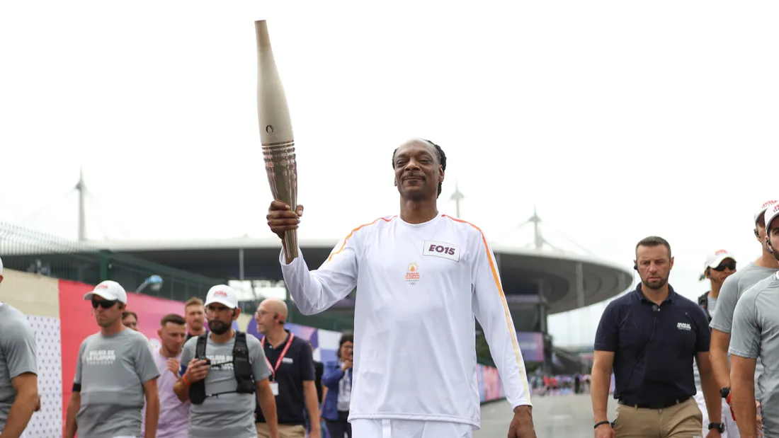 Snoop Dogg porteur de la flamme olympique à Saint Denis