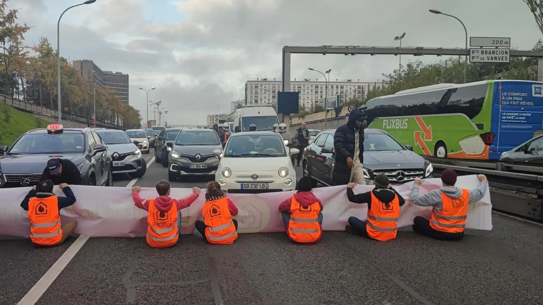 Des militants écologistes ont (encore) bloqué le périphérique parisien ce lundi