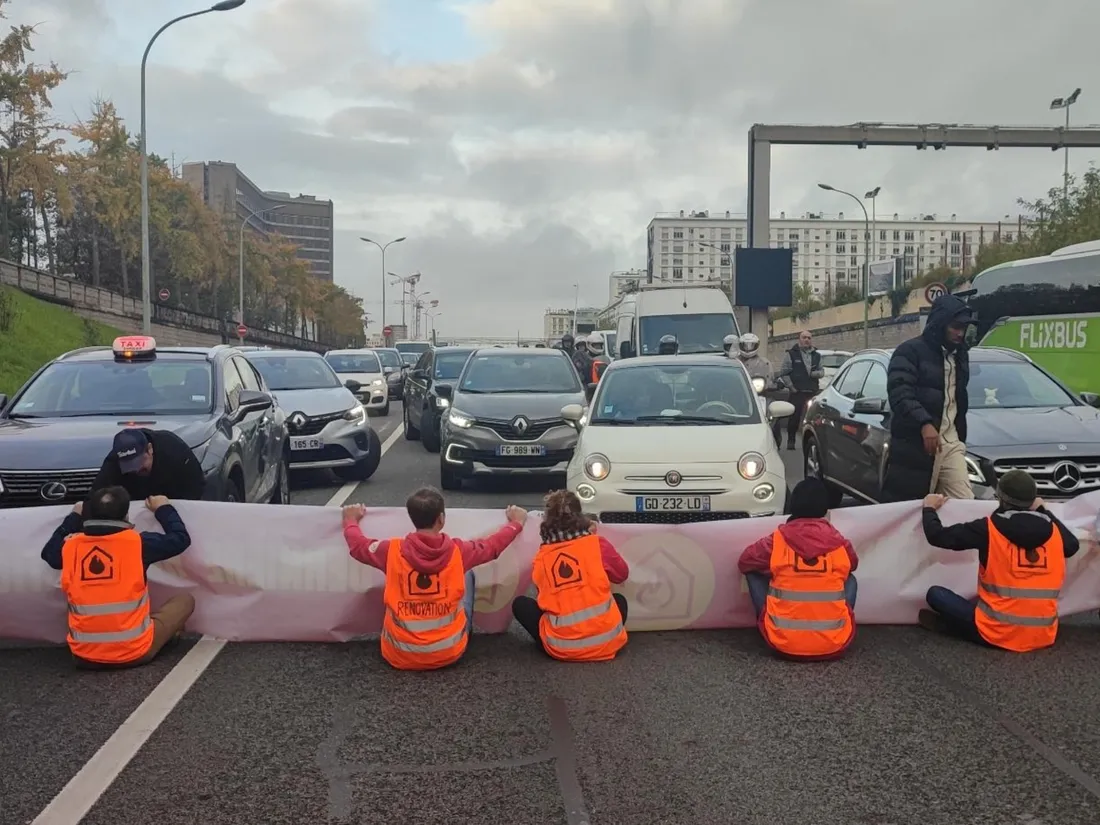 Des militants écologistes ont (encore) bloqué le périphérique parisien ce lundi