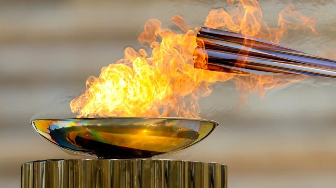La flamme olympique est officiellement entre les mains de la France