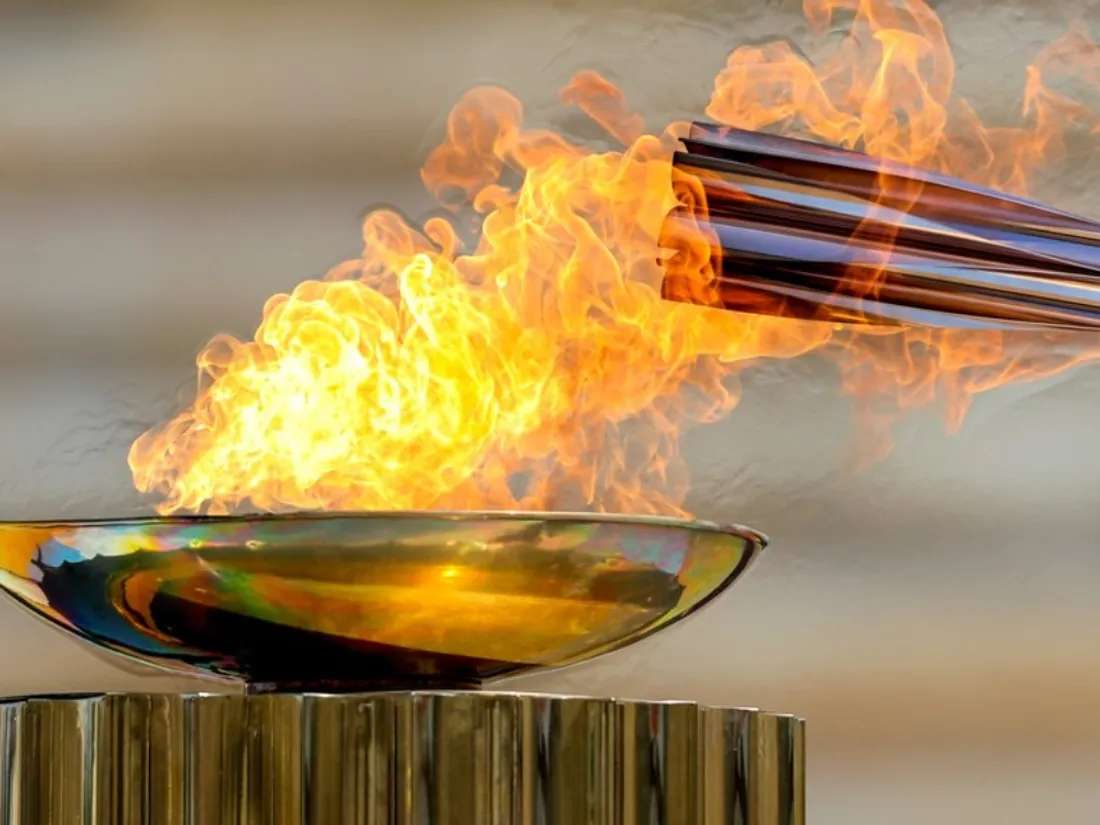 La flamme olympique est officiellement entre les mains de la France