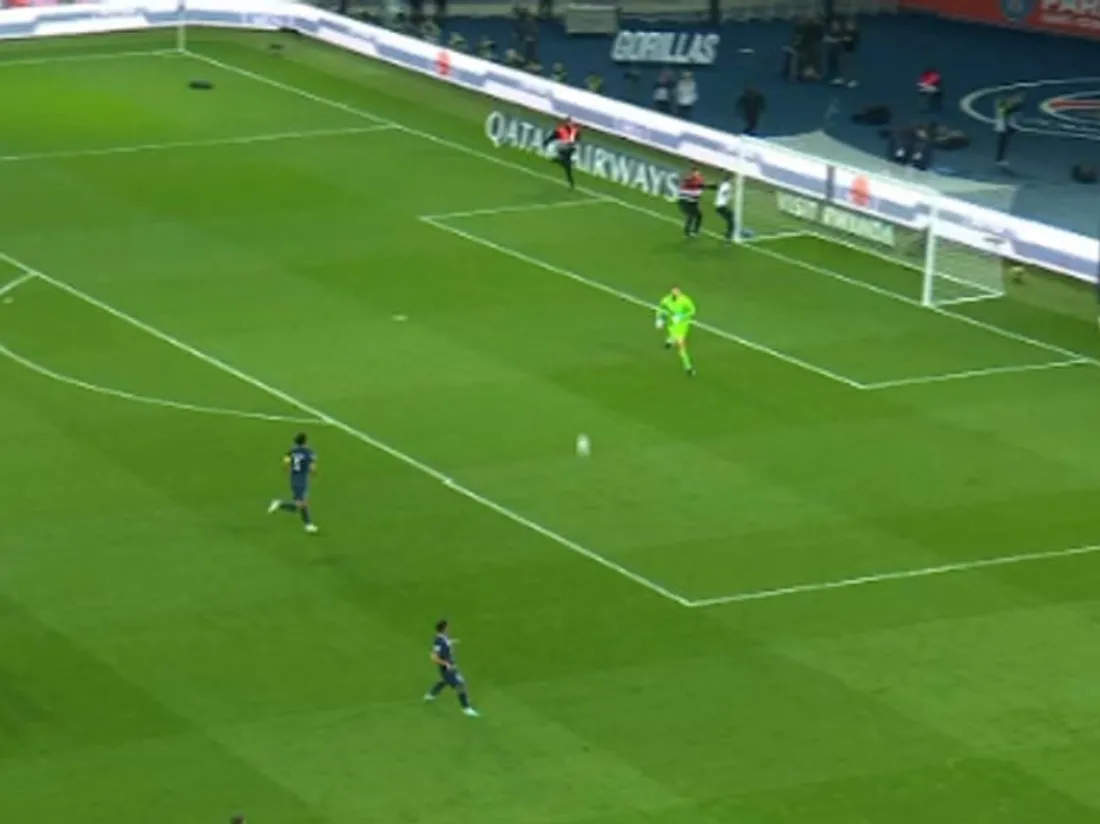 Un militant écologiste tente de se menotter à un but pendant le match PSG-OM