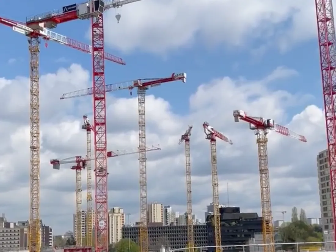 Des grues qui dansent : l’étrange ballet sur un chantier à Bobigny (vidéo)