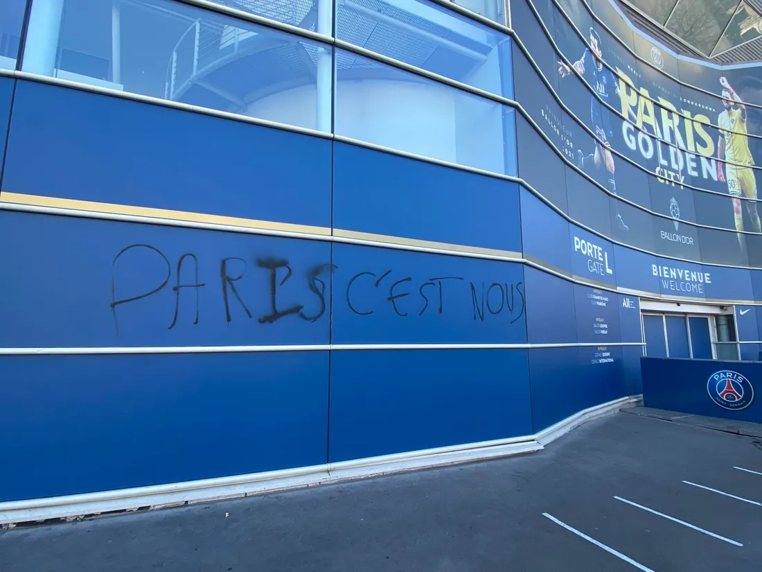 Le Parc des Princes tagué après la défaite du PSG