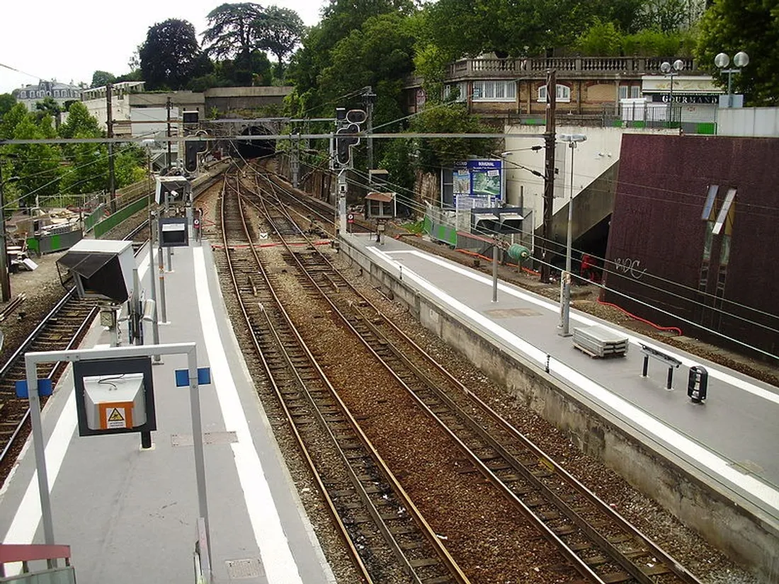 Son bras et sa jambe sectionnés, happée par un train en gare de Saint-Cloud
