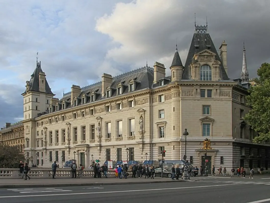 Paris : un faux médecin jugé après la mort de deux ses patients atteints d’un cancer