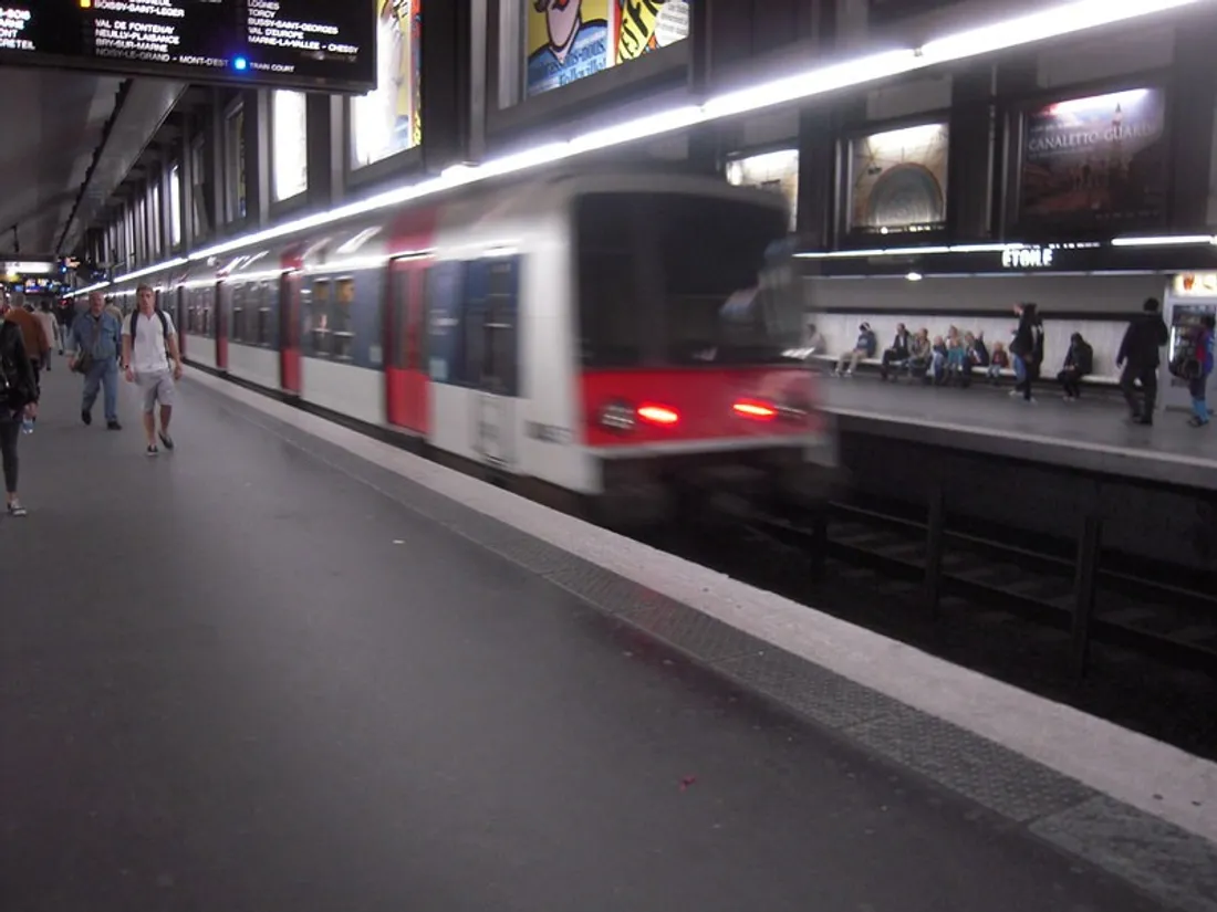 Comment les Franciliens font-ils passer le temps dans les transports ?