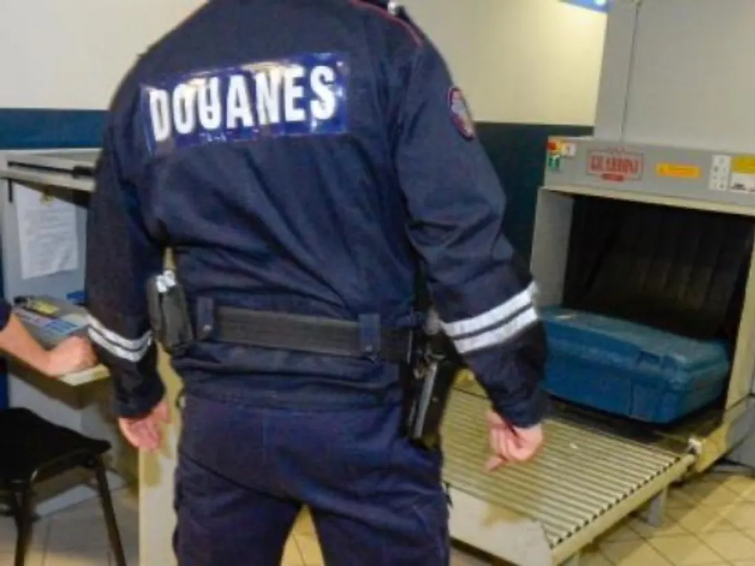 Trafic de stupéfiants à Roissy : 11 personnes écrouées dont un douanier