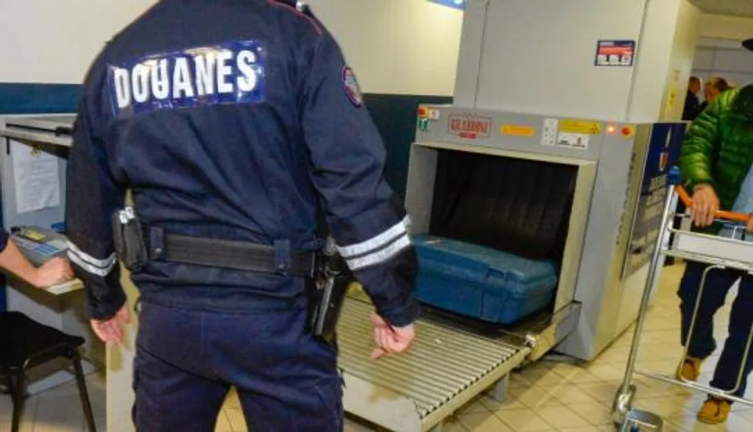 Trafic de stupéfiants à Roissy : 11 personnes écrouées dont un douanier