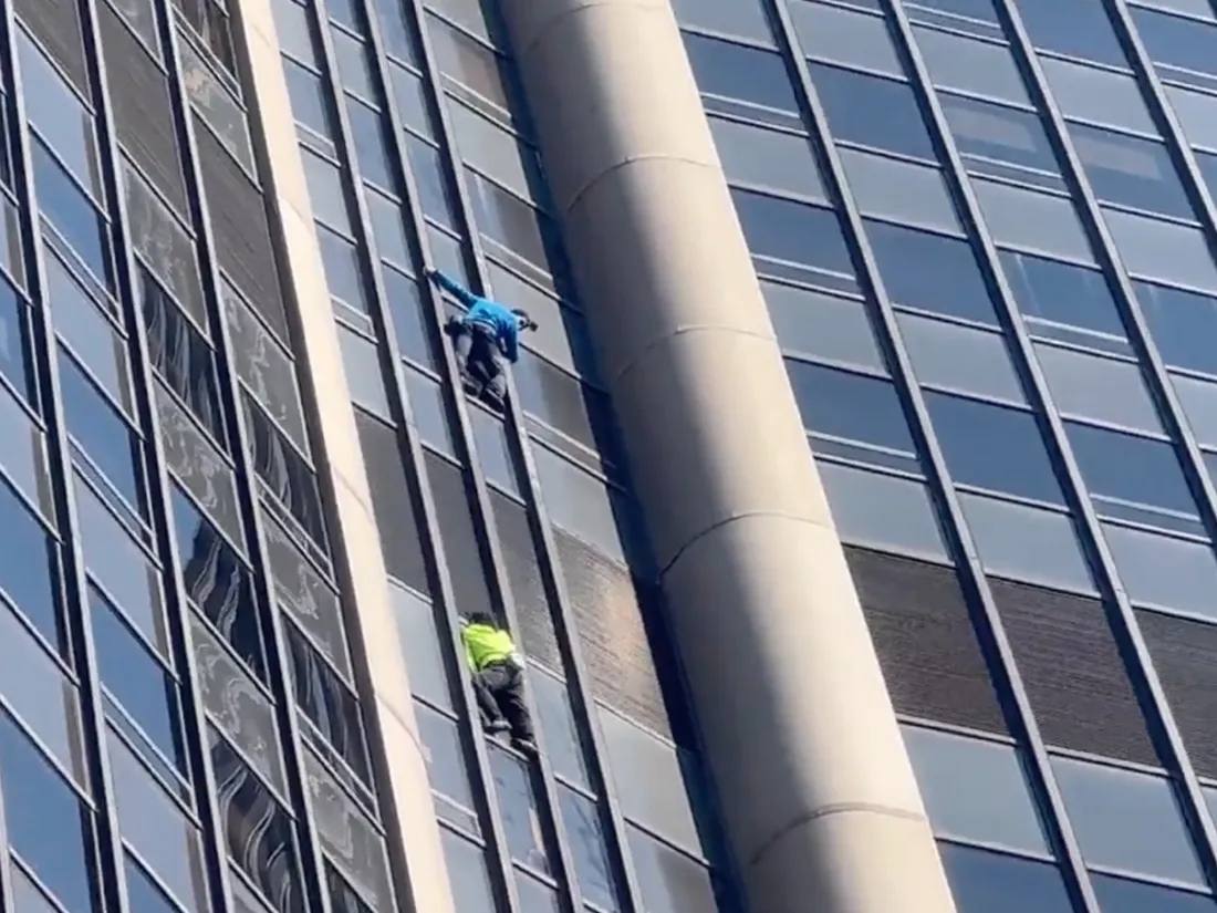 Ils escaladent la tour Montparnasse à mains nues en soutien à l'Ukraine