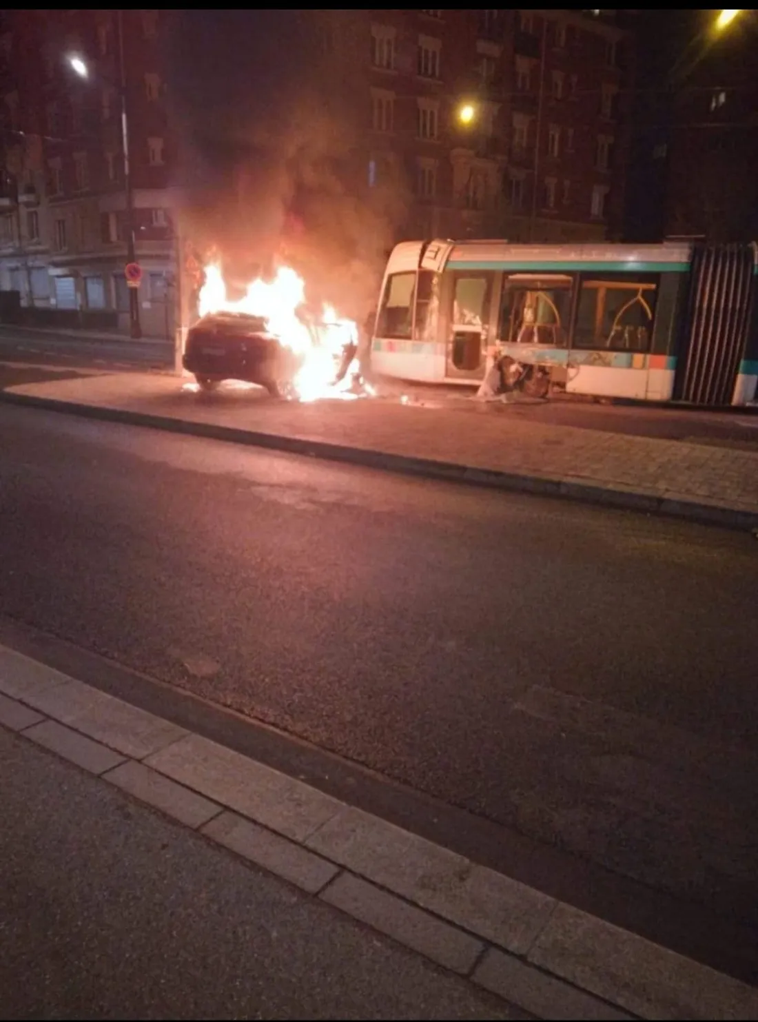 Ils percutent le tramway T3a qui déraille : la voiture prend feu