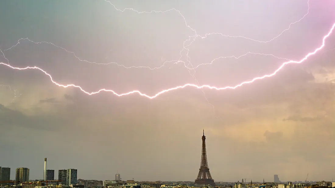 Orage de grêle : les images impressionnantes d’un avion foudroyé au-dessus de Paris