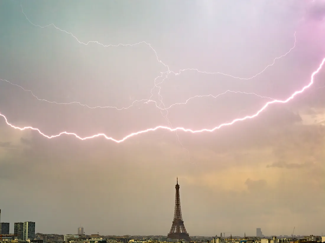Orage de grêle : les images impressionnantes d’un avion foudroyé au-dessus de Paris