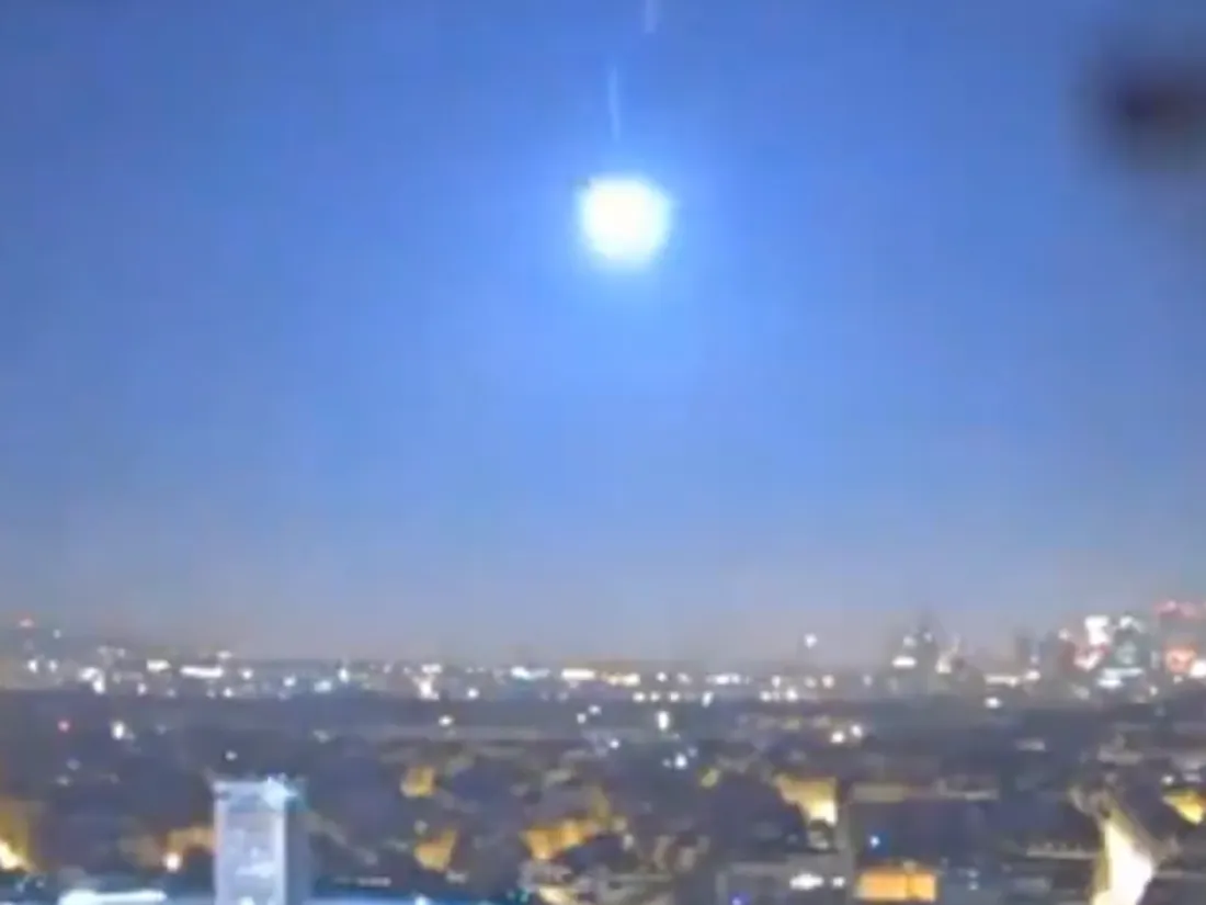 Un petit météore se désintègre dans le ciel au-dessus de Paris