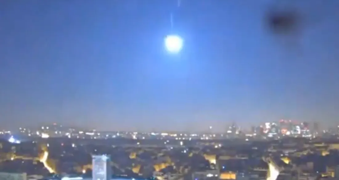 Un petit météore se désintègre dans le ciel au-dessus de Paris