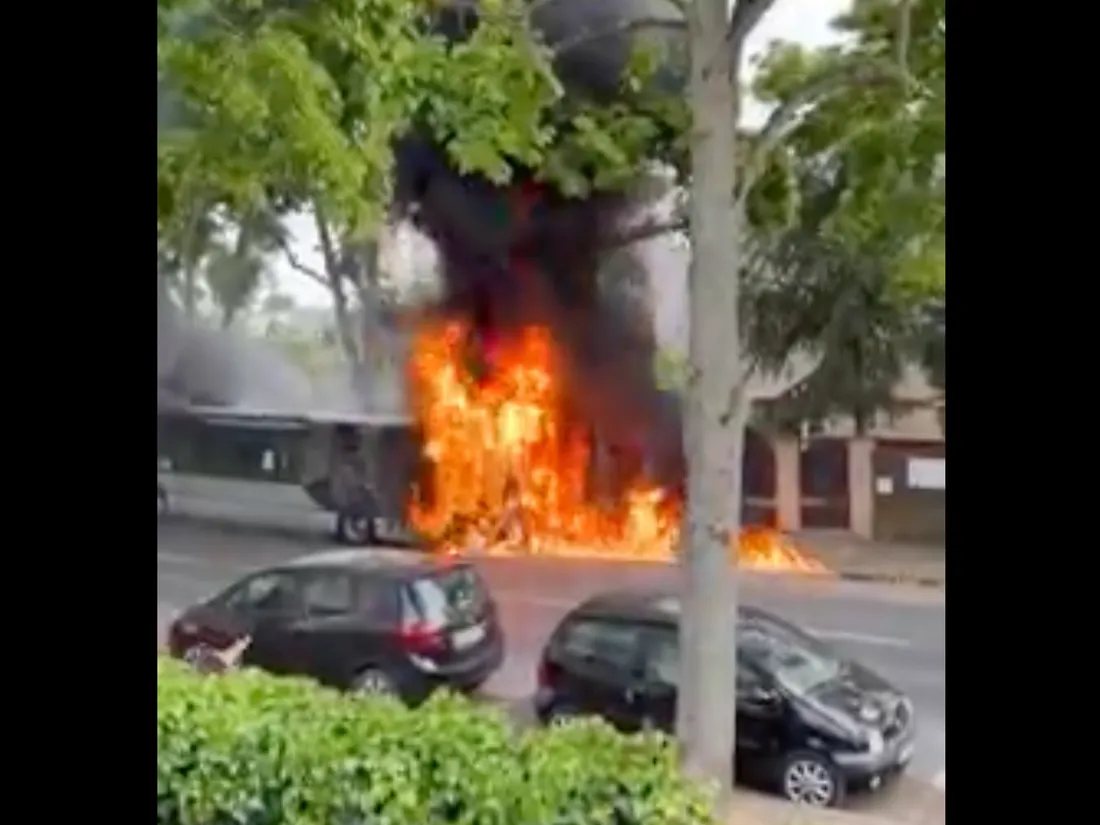 Un bus en feu à Rueil-Malmaison (vidéo)