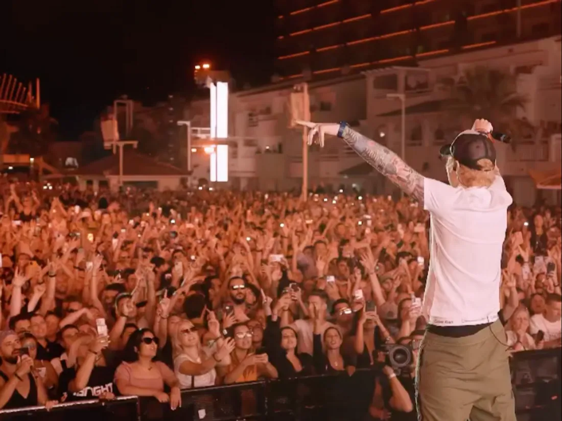 Ed Sheeran s’incruste pendant une prestation de David Guetta à Ibiza