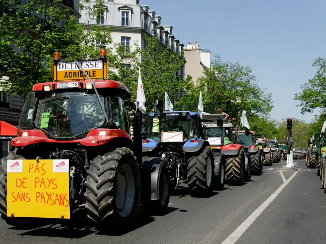 Les agriculteurs en colère manifestent à Paris