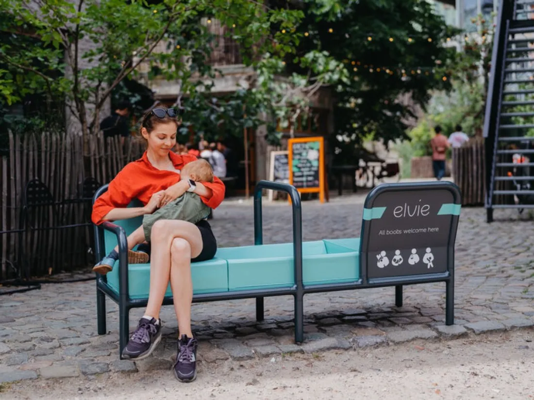 Briser un tabou : un banc d’allaitement est installé à Paris