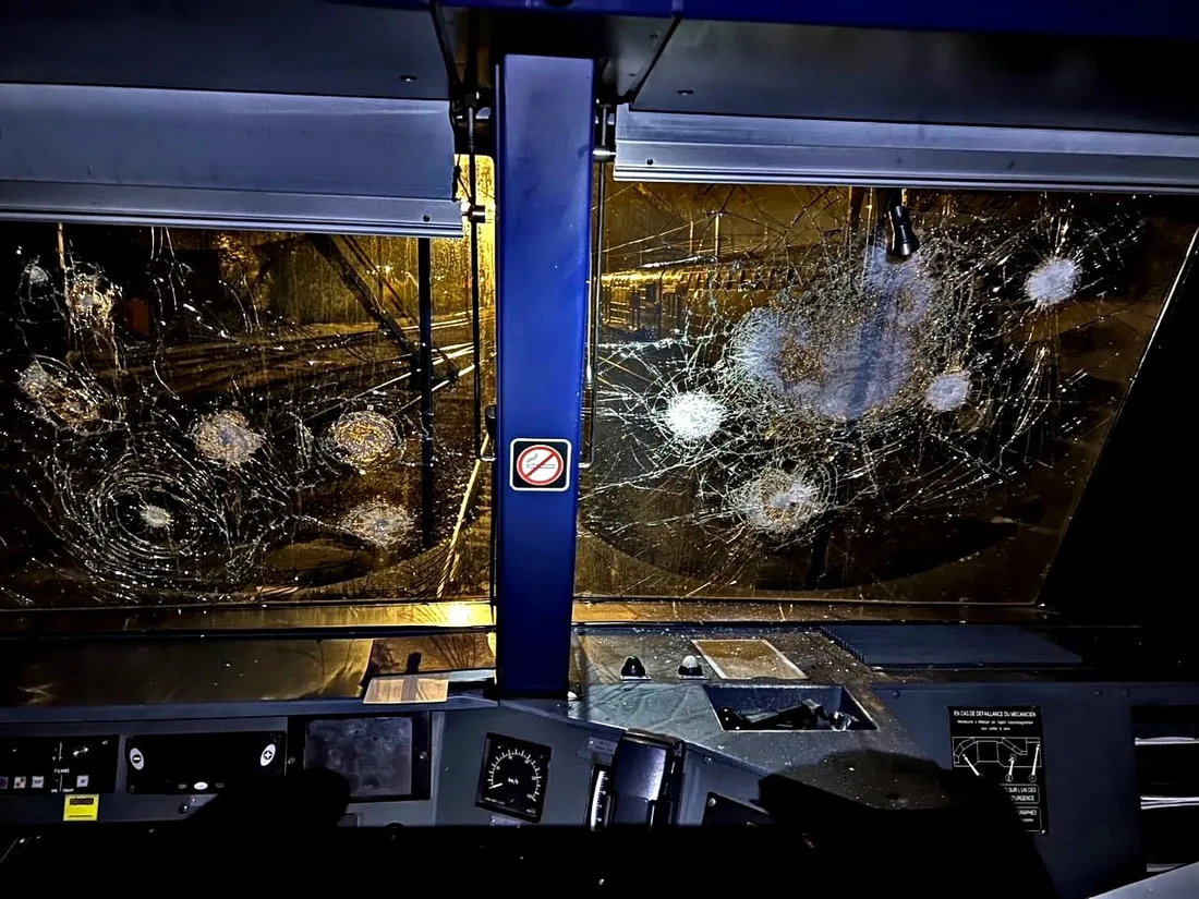 RER C dégradé : des vitres brisées et un tableau de bord incendié