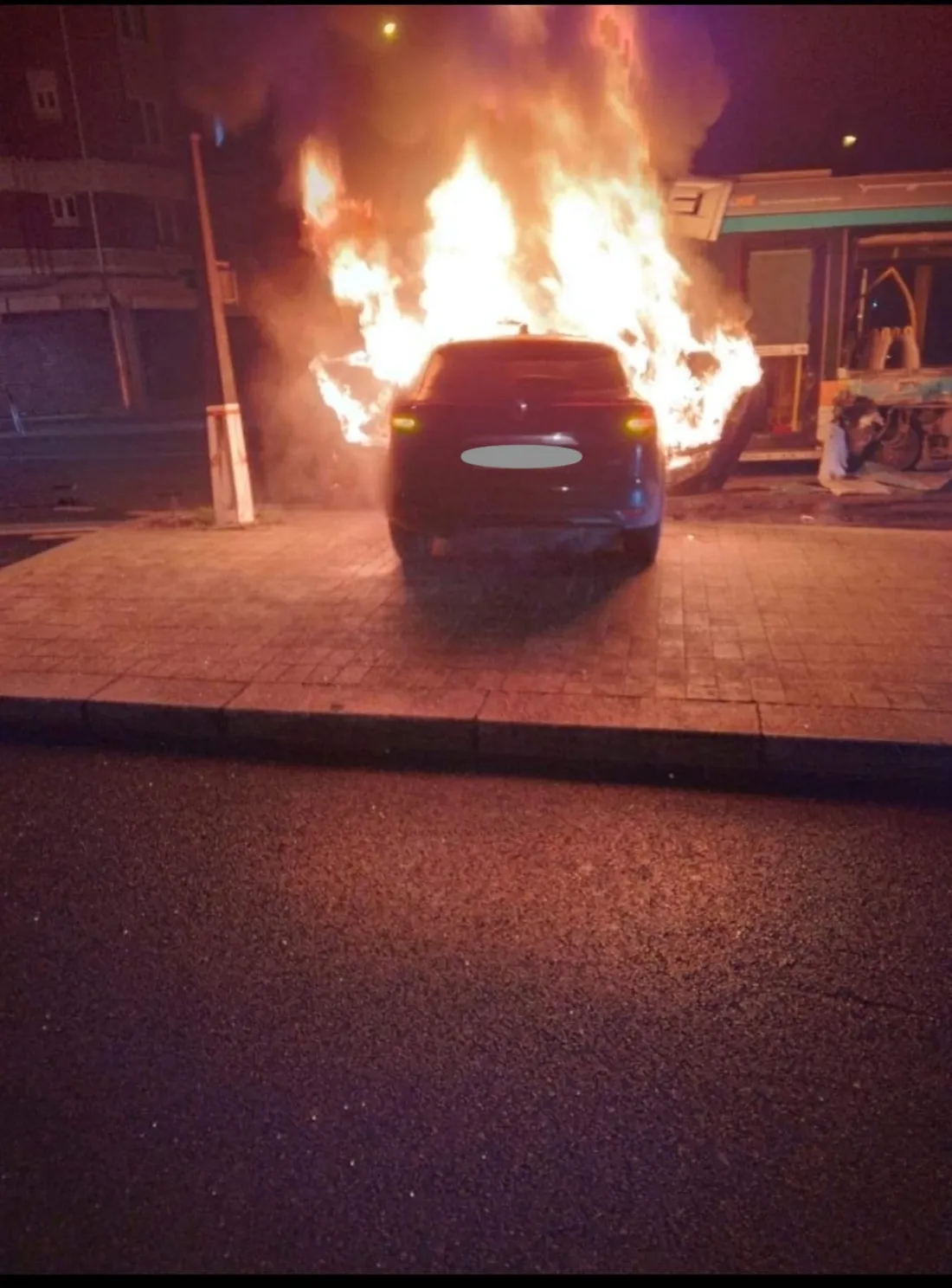 Une voiture en feu après l'accident du T3a