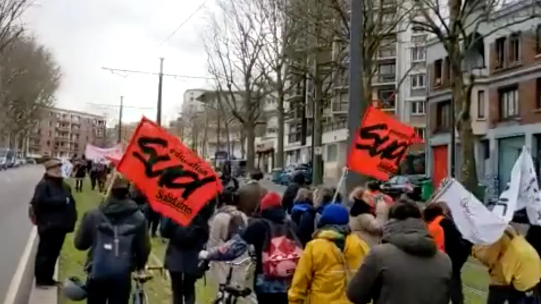 Manifestation sauvage des profs sur les rails du tram : le trafic interrompu