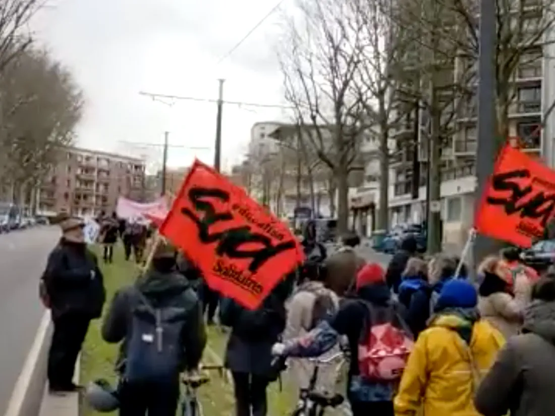 Manifestation sauvage des profs sur les rails du tram : le trafic interrompu