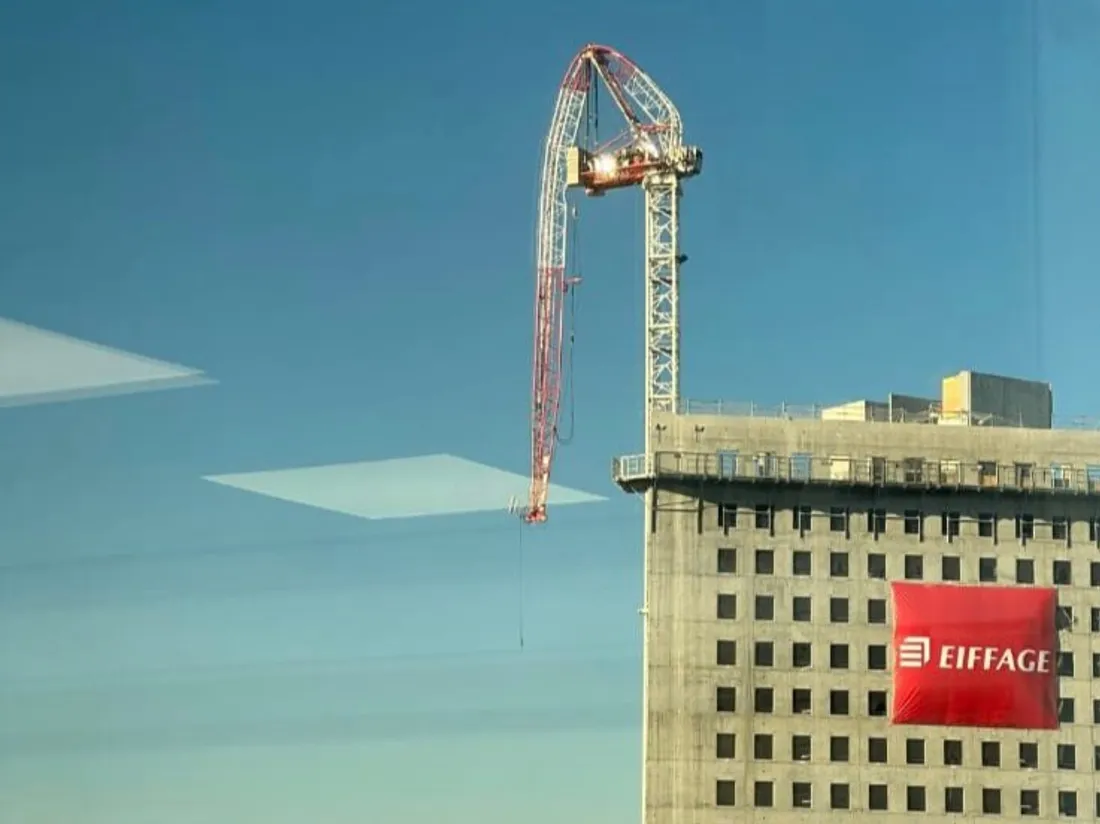 Une grue menace de s’effondrer depuis le toit de tour Hopen à la Défense