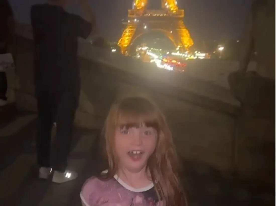 Son papa lui fait croire qu’elle allume la Tour Eiffel