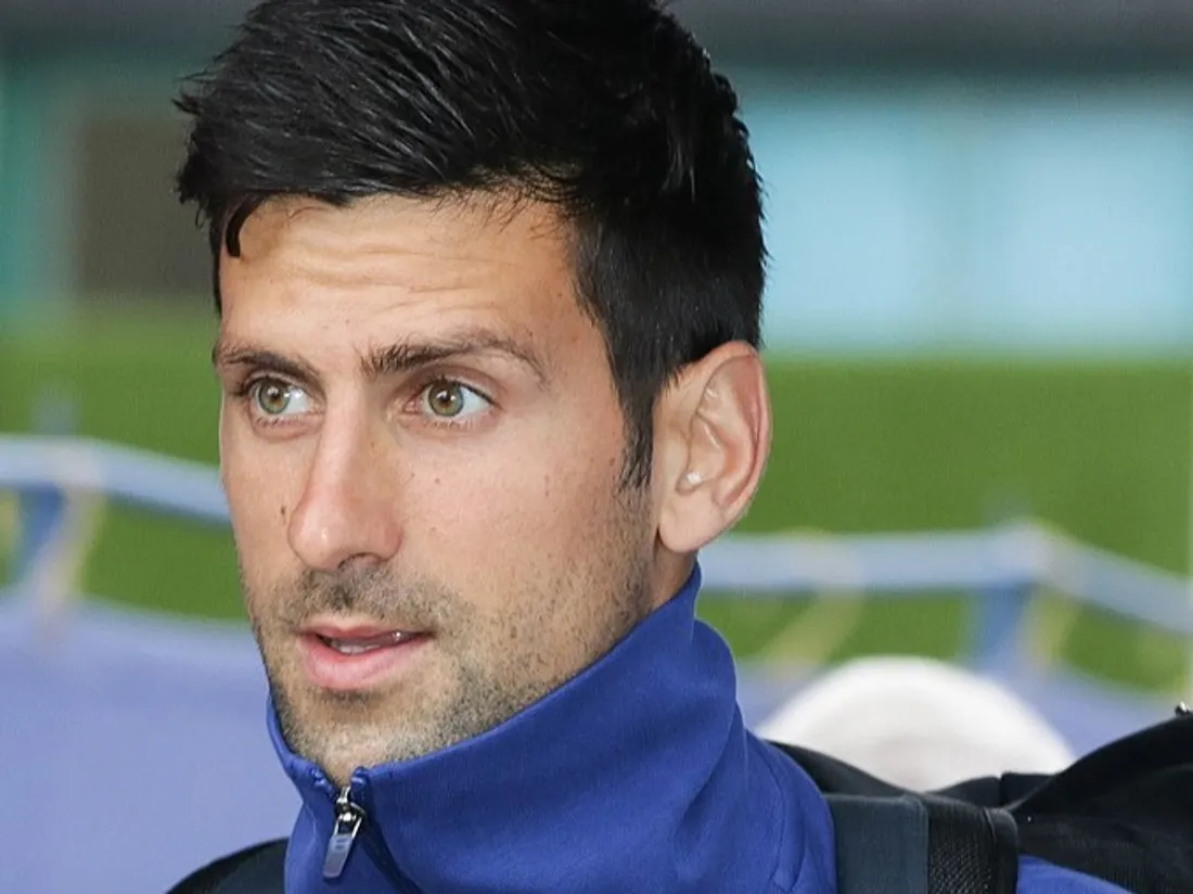 Paris : Novak Djokovic aide une dame dans le parc de Bercy (Vidéo)