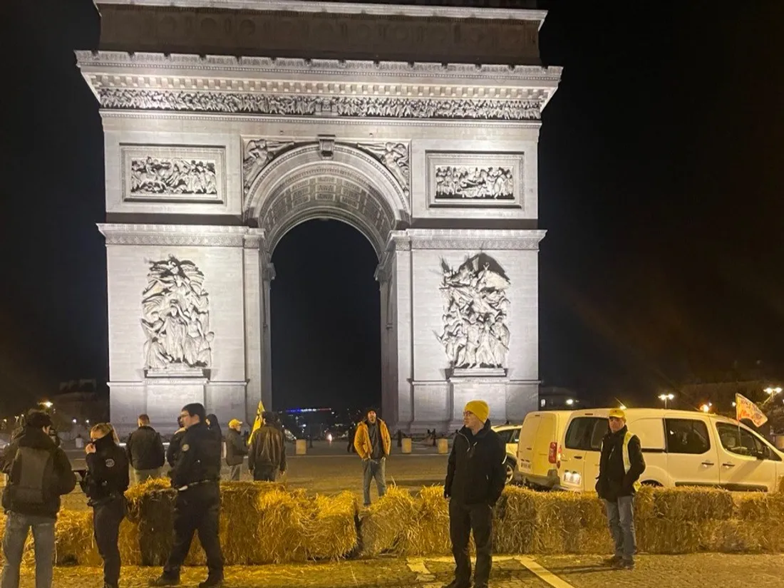 Bottes de paille et tracteurs sous l’arc de Triomphe