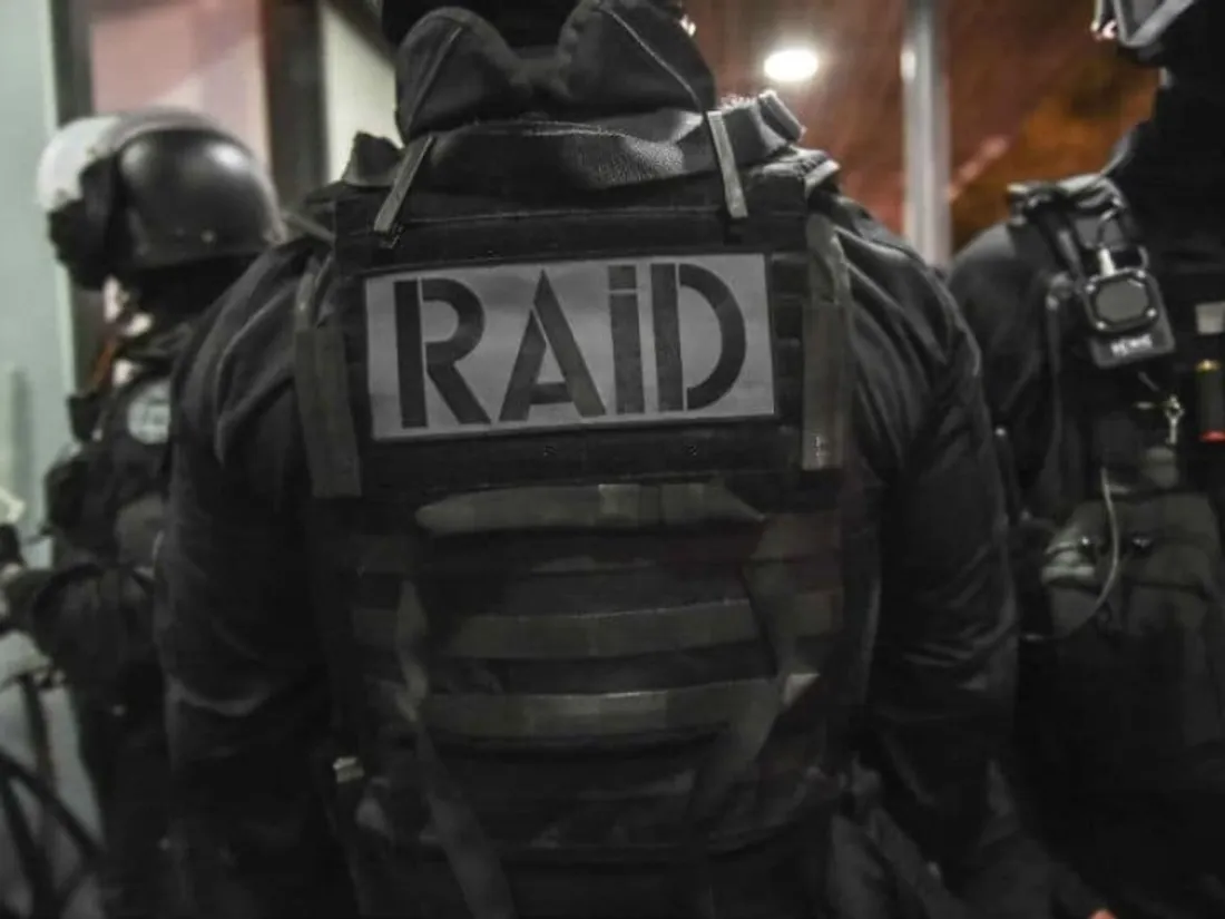 Un policier du Raid blessé par balle lors d’un cambriolage