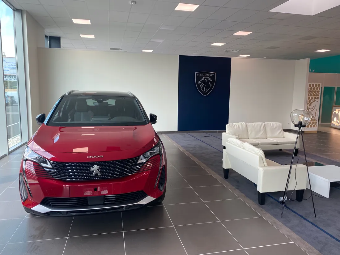 L'agence Estela de Tresses propose un espace Peugeot et un Citroën.