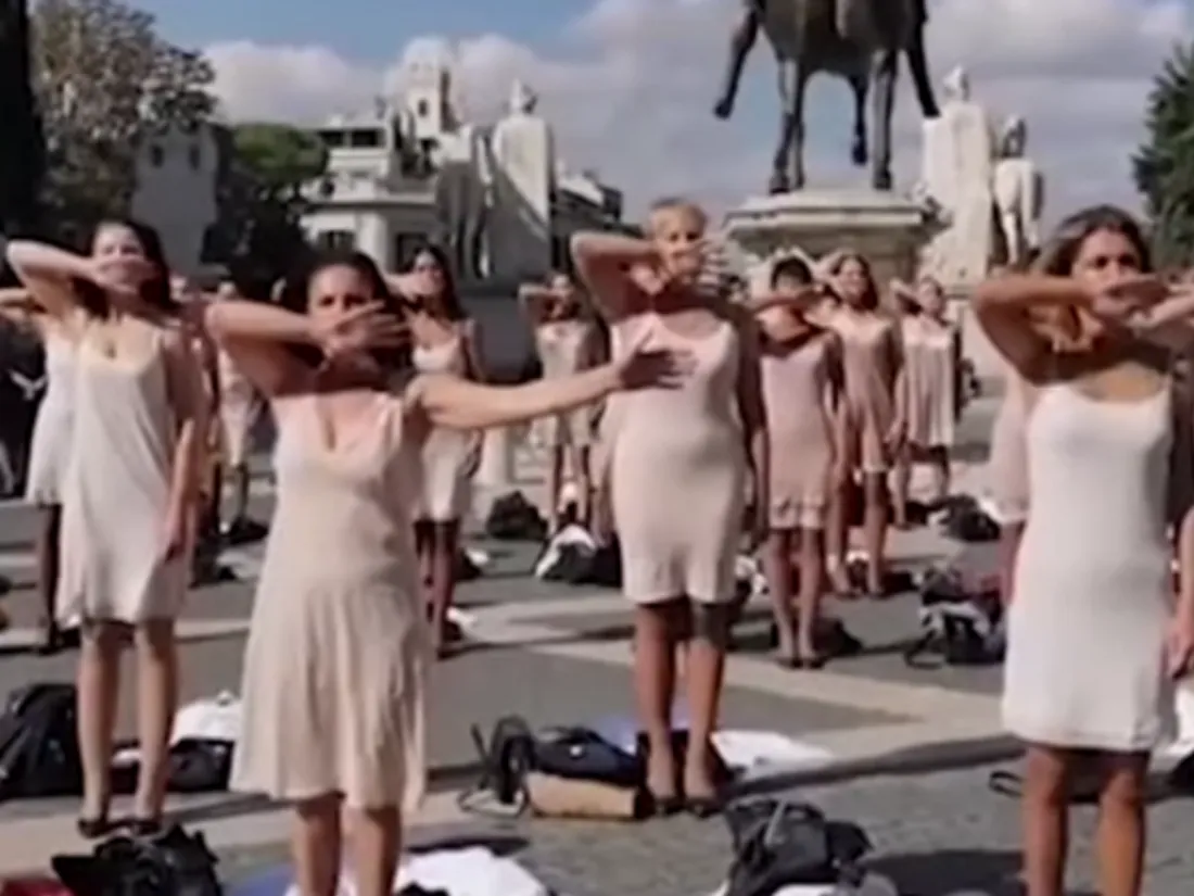 Alitalia manifestation striptease