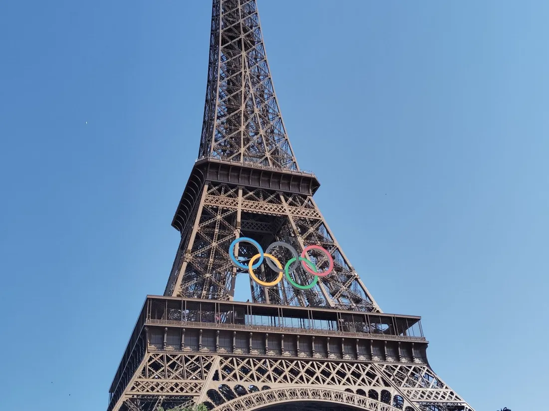 Les anneaux olympiques ont été retirés de la Tour Eiffel.