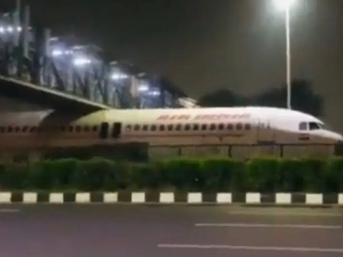 L'avion est resté coincé sous le pont