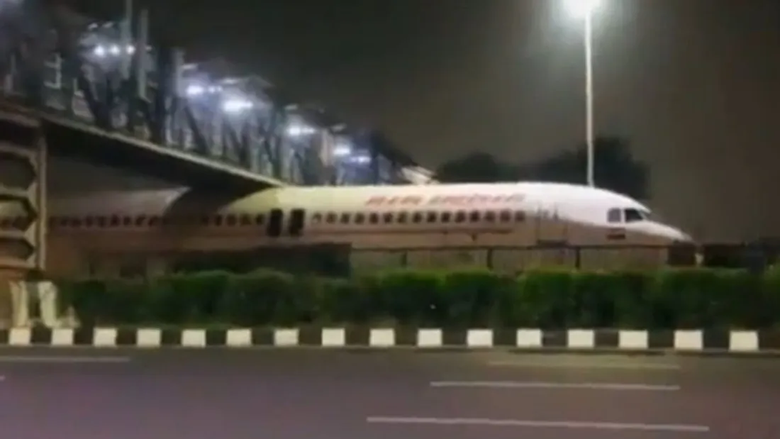 L'avion est resté coincé sous le pont