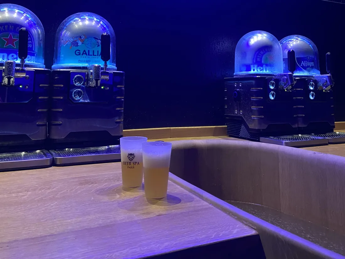 Au Beer Spa Paris, la baignade se fait dans un mélange d'eau et de bière.