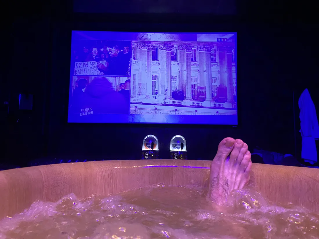 L'écran géant placé en face des baignoires du Beer Spa Paris.