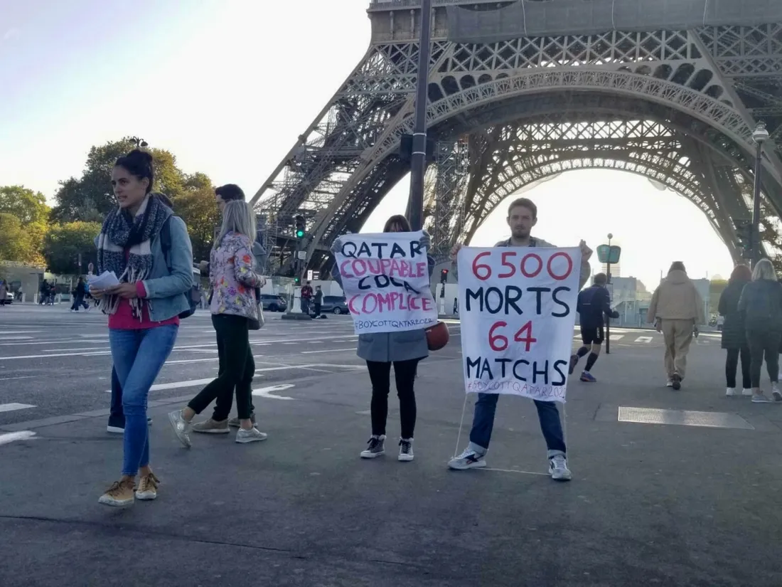 Le collectif Carton Rouge pour le Qatar distribue des tracts au pied de la Tour Eiffel.
